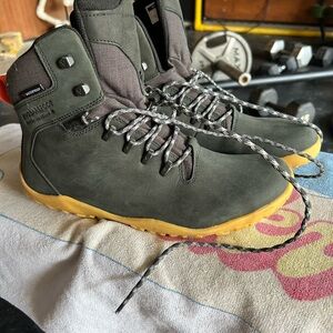 Vivo Barefoot Boot 9.5 men’s (43 Euro)